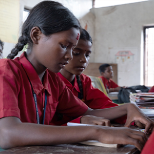 Las ‘niñas cuidadoras’: el trabajo infantil invisible que lastra la lucha por la igualdad en Nepal  