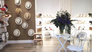 <p>Hat and Love Alicante, boutique para novias e invitadas en el centro de Alicante. Tocados, sombreros y demás detalles únicos para el gran día.</p>