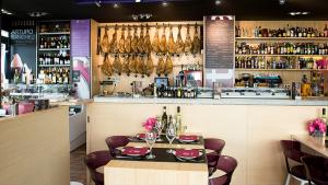 <p>Mixtura es un bar de tapas y tienda de productos gourmet de Alicante donde disfrutar de la buena gastronomía nacional</p>