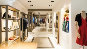 <p>Roberto Verino, boutique de moda y complementos de Alicante. El cuidado en el detalle y la innovación en los diseños y tejidos se traslada a sus accesorios</p>