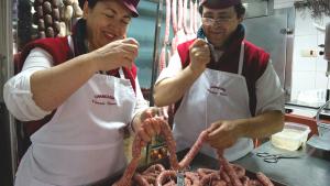 <p><span>La carnicería artesanal del Raval Roig con Vicente Giner y Loli al frente es la primera carnicería con el sello de artesana de la provincia de Alicante</span></p>
