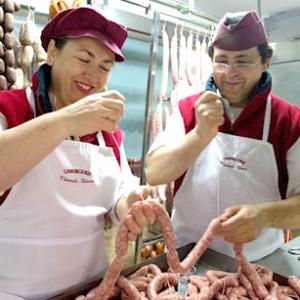 Vicente y Loli y las carnes y embutidos del Raval Roig