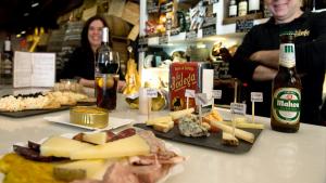 <p>La Bodega de Alicante, conservas, quesos, embutidos y el mejor vermouth de la ciudad. Local de tapas de gran historia y tradición, amplia carta de vinos</p>