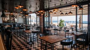 <p>Moments Bar Urbanova (Alicante), tus momentos únicos frente al mar. Disfruta de una cocina de calidad, desayunos, meriendas, cenas y copas de calidad</p>