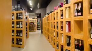 <p>Vadevins, la enoteca de Alicante perteneciente al Grupo Gastronou. Un lugar único con las mejores referencias de vinos y licores. También para catas.</p>