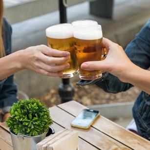 Cerves y risas en La Zona Social Bar, una historia de tres amigas