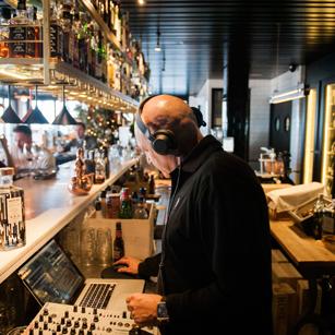 DJ José Rives en MOMENTS Bar de Urbanova, fin de semana con música