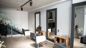 <p>Stuz Salón, peluquería en San Juan Playa (Alicante) con tratamientos de Aveda. Esta firma es líder internacional en el sector de cosmética orgánica</p>