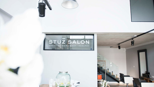 Stuz Salón, peluquería en San Juan Playa con tratamientos de Aveda