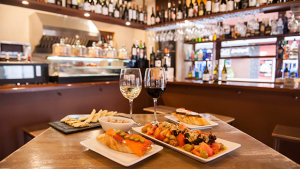 <p>Ca Soler, taberna con productos locales y nacionales. Gran variedad de vinos. Ambiente acogedor y tranquilo para disfrutar en el centro de Alicante.   </p>