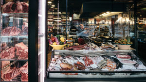 <p>Disfruta de carnes, pescados y mariscos de la máxima calidad cocinados a la brasa. En el Puerto Deportivo de Alicante, con increíbles vistas a la ciudad.</p>