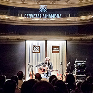 El cantante Neuman y los Momentos de Cervezas Alhambra en Alicante