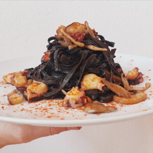 Receta de tallarines nero di seppia con pulpo, setas y pimentón ahumado, por María Torres