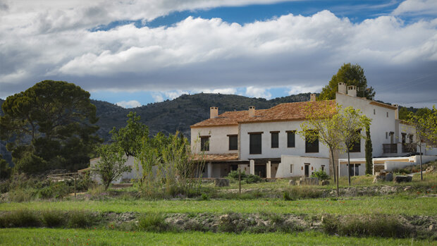 El Mas del Poeta con casa rural y restaurante está en Petrer