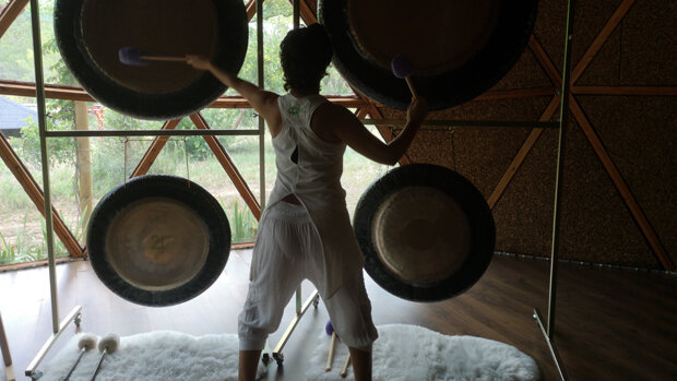Gongsounds de Esther Saranjeet, centro de Yoga y terapia con sonido