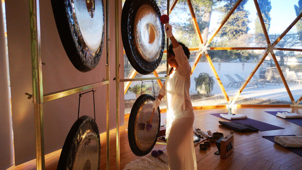 Gongsounds de Esther Saranjeet, centro de Yoga y terapia con sonido