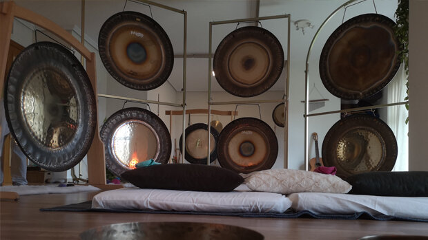 Gongsounds de Esther Saranjeet, centro de Yoga y terapia con sonido