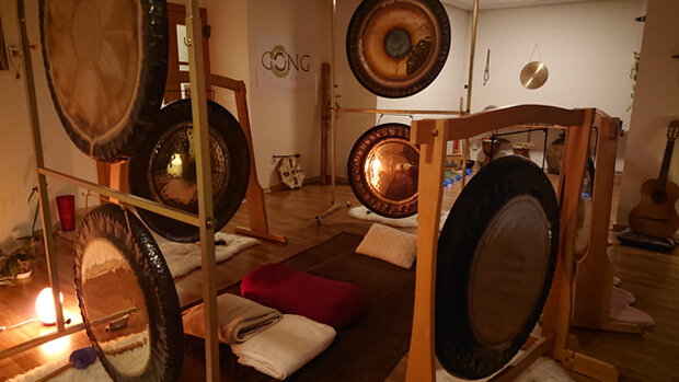 Gongsounds de Esther Saranjeet, centro de Yoga y terapia con sonido