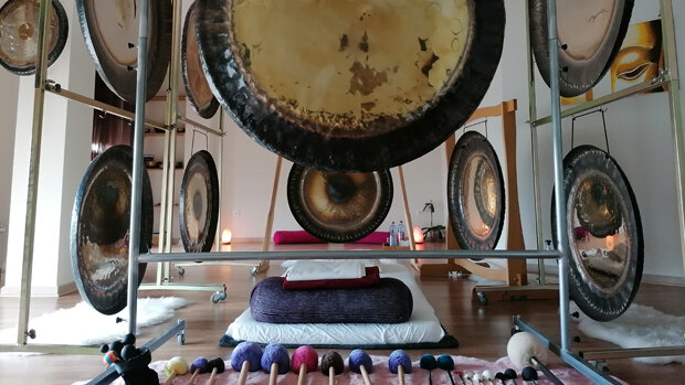 Gongsounds de Esther Saranjeet, centro de Yoga y terapia con sonido