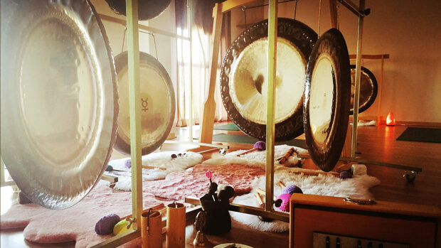Gongsounds de Esther Saranjeet, centro de Yoga y terapia con sonido