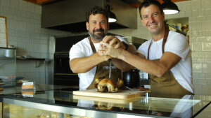 <p>Trinchar, el buen pollo. La nueva pollería de Carl Borj y Dani Frías en la zona de San Juan Playa. Sabor, disfrute y cero protocolo con este pollo asado</p>